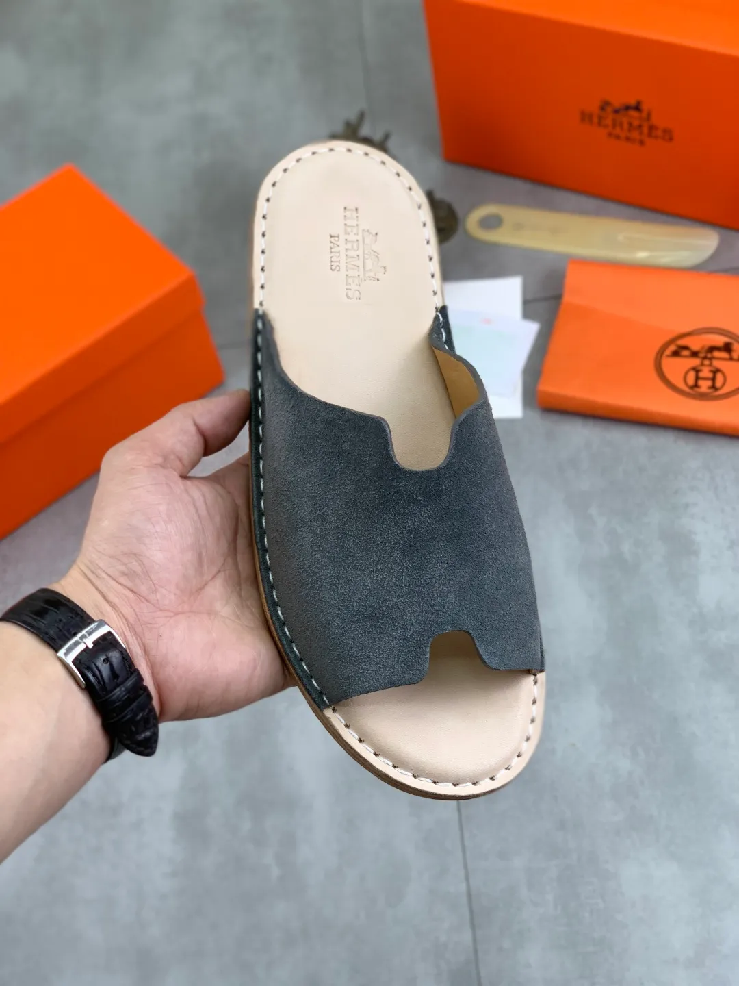 Men's men's shoes 💰P360 new model (genuine leather outsole series) new colors are coming simultaneously on the official website [HERMES] Hermès series: original development, original anatomy display, exclusive outsole [Material] Sole: original genuine leather sole with cow essence film 🌸. Fabric Original calfskin Lining: Imported cowhide, delicate and soft Code number: 38-44